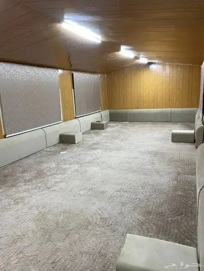 مجلس طول9في 4وفيها 8شرايح 4بطاريات ومكيف يشتغل على الطاقه 5
