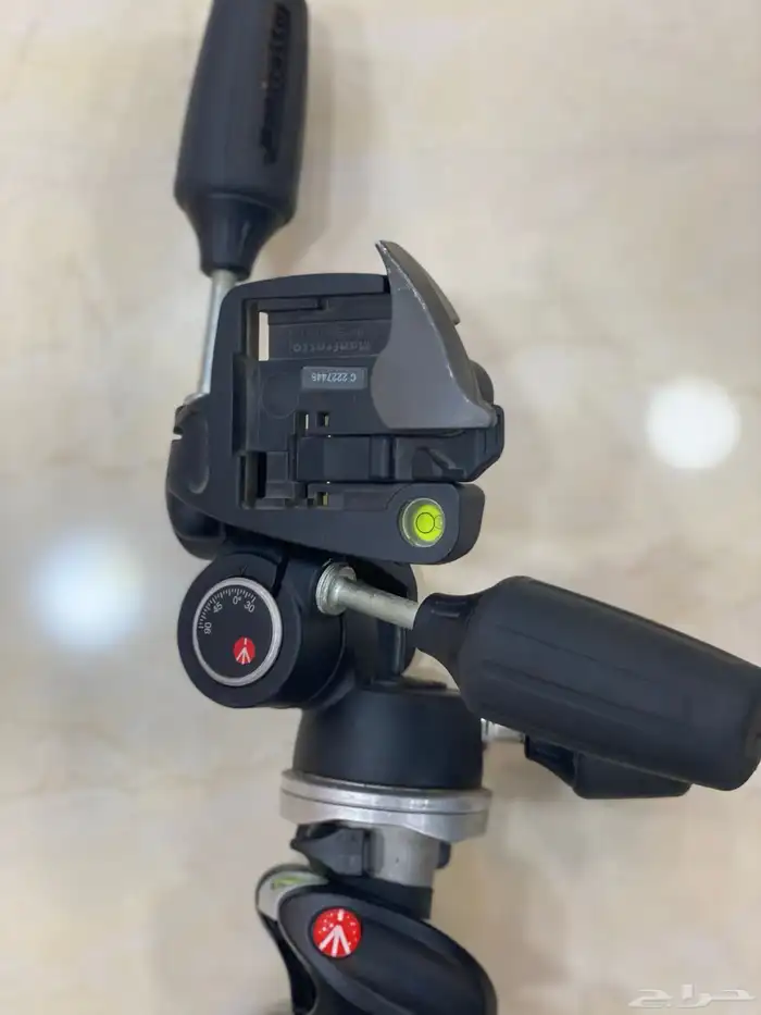 حامل كاميرا ثلاثي القوائم إيطالي من شركة Manfrotto 5