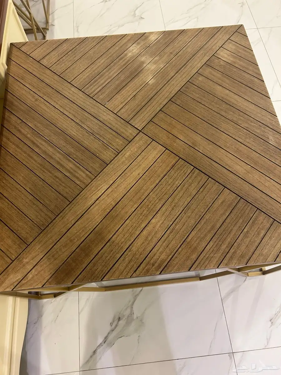طاولة كبيرة مع أربع طاولات صغيرة 0