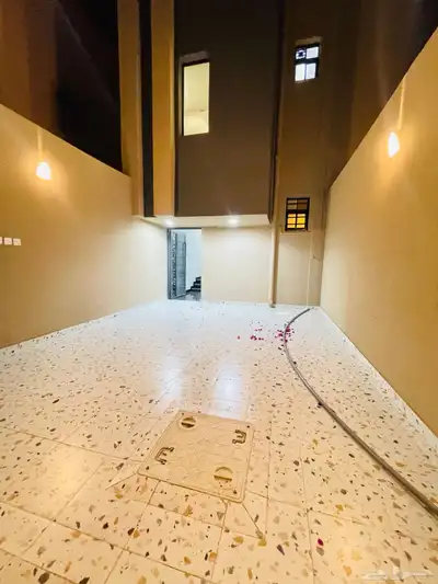 للبيع روف علوي مع ملحق درج داخلي وخارجي شمال الخميس 2