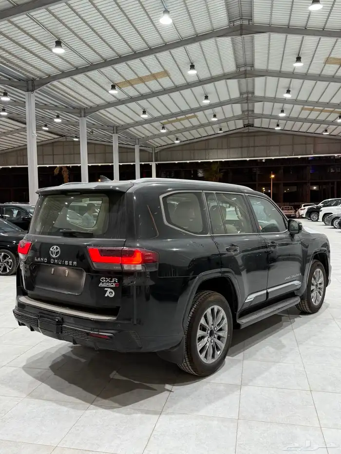 لاندكروزر GXR.L5.2024 الساير اسود اصفار ( اقل سعر) كاش وبنوك 3