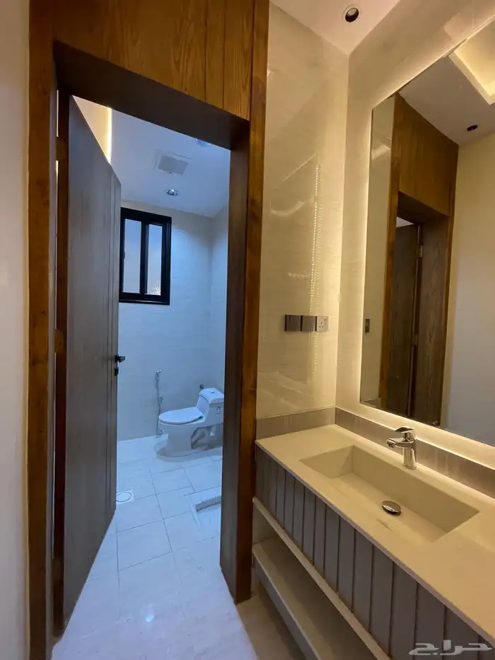 للبيع ادوار ارضيه بحواش وسيعه من 600 الف باالمحاله ح الزهور 13