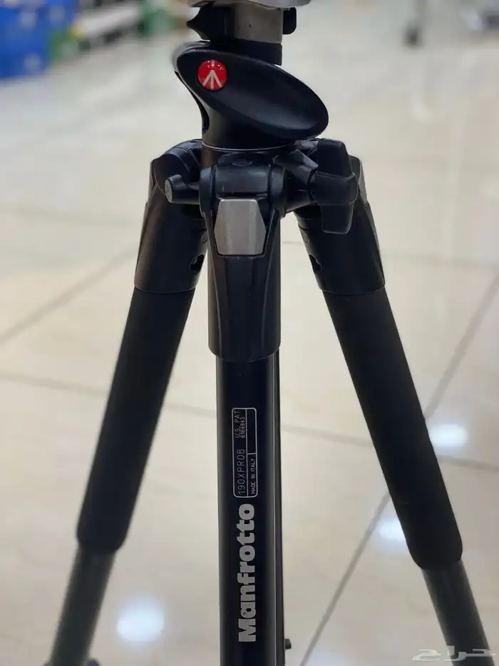 حامل كاميرا ثلاثي القوائم إيطالي من شركة Manfrotto 7