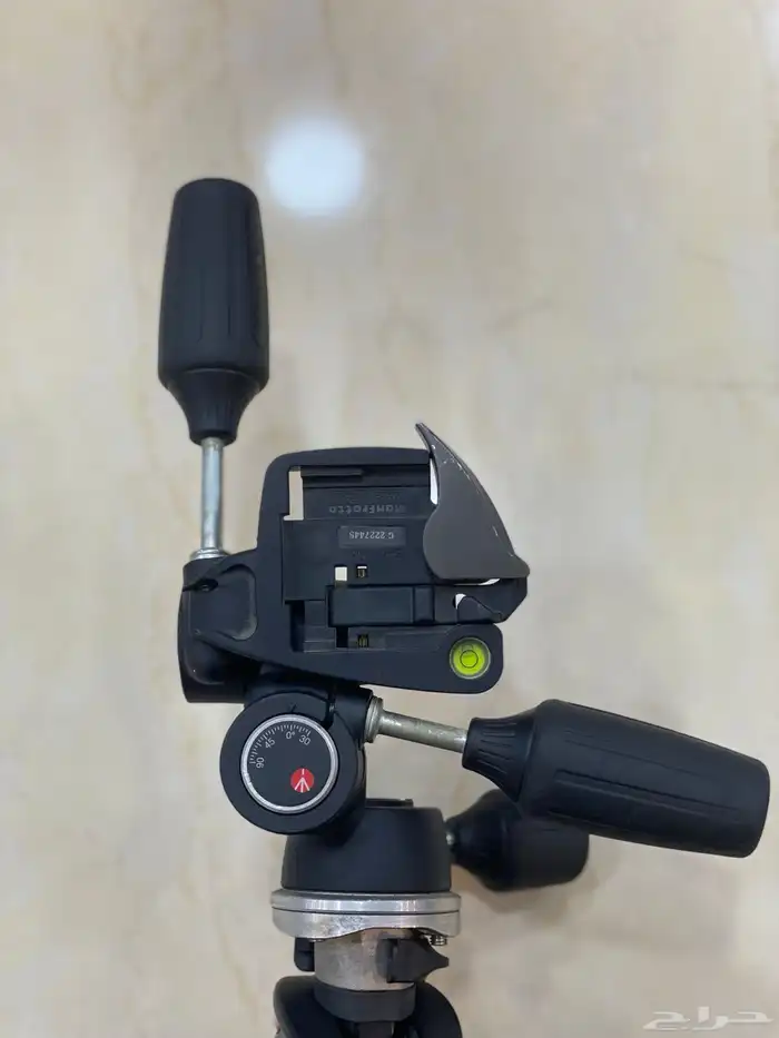 حامل كاميرا ثلاثي القوائم إيطالي من شركة Manfrotto 3