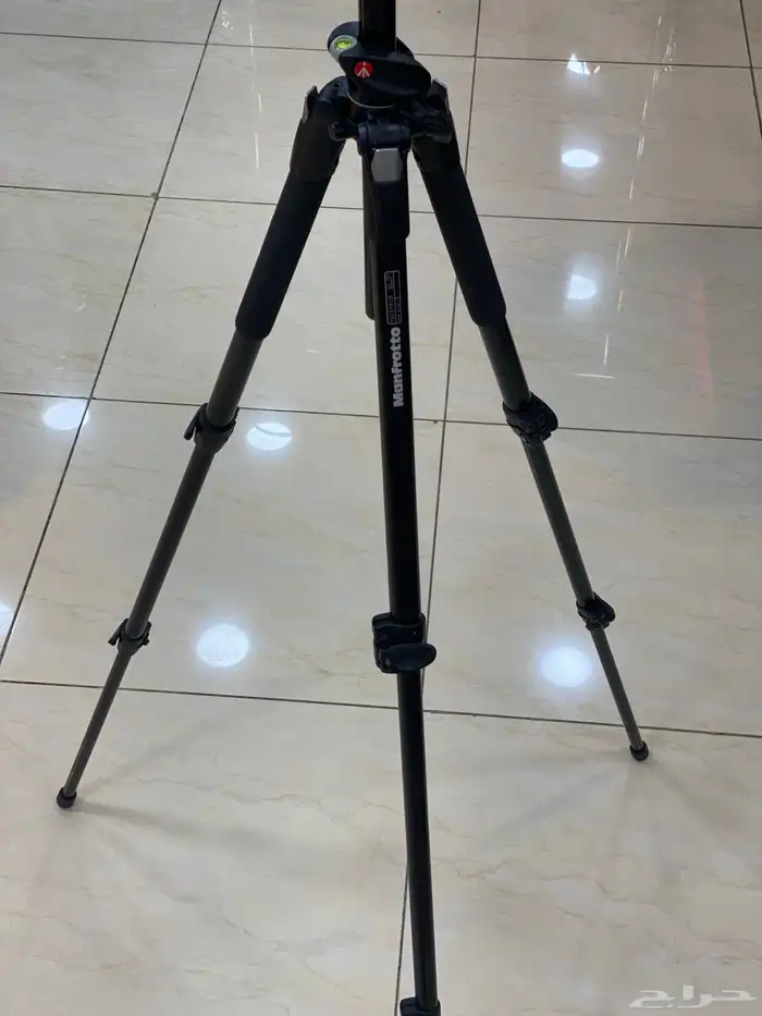 حامل كاميرا ثلاثي القوائم إيطالي من شركة Manfrotto 9