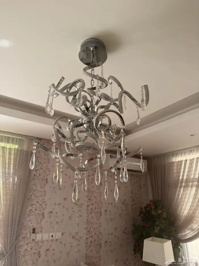 ثريات فضي وذهبي وستائر فاخره ومغسلة مع المرايا 0