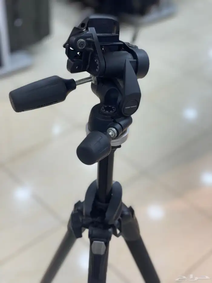 حامل كاميرا ثلاثي القوائم إيطالي من شركة Manfrotto 10