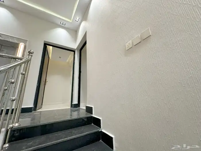 للبيع ادوار أرضيه وشقق علويه وأرواف قريب من المطار ابها 40