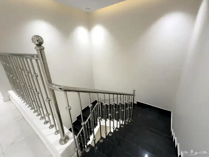 للبيع ادوار أرضيه وشقق علويه وأرواف قريب من المطار ابها 5
