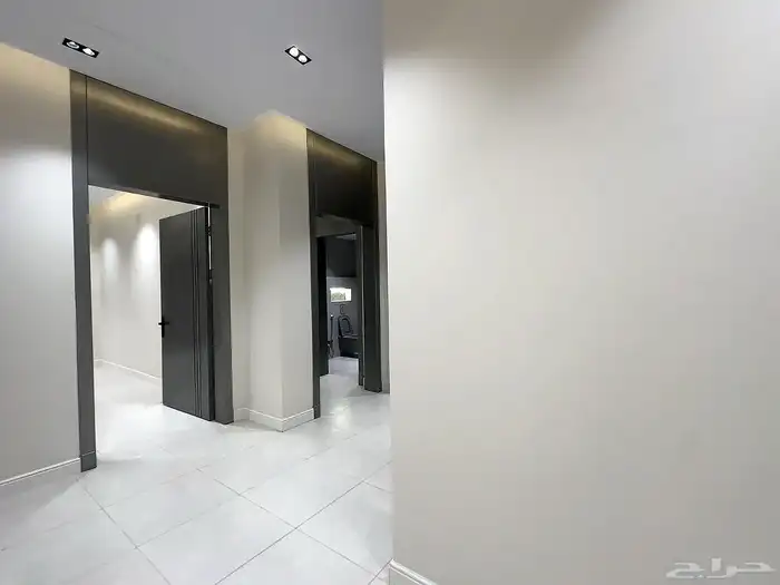 للبيع ادوار أرضيه وشقق علويه وأرواف قريب من المطار ابها 46