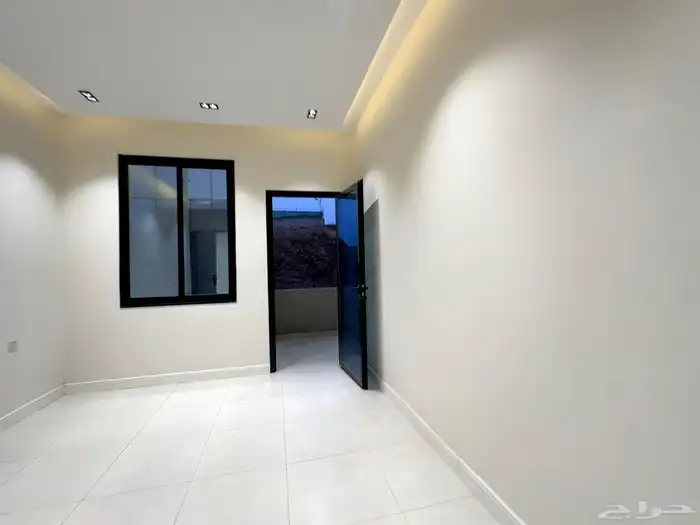 للبيع ادوار أرضيه وشقق علويه وأرواف قريب من المطار ابها 28