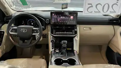 تويوتا جي اكس ار 2025 بنزين L4 جلد شاشات سعودي اللون اسود 5