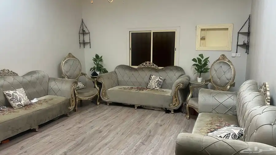 عندي ثلاجة و درج حديد و كنب خمس قطع للبيع 3