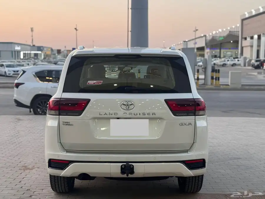 تويوتا جي اكس ار 2022 ابيض 4 6