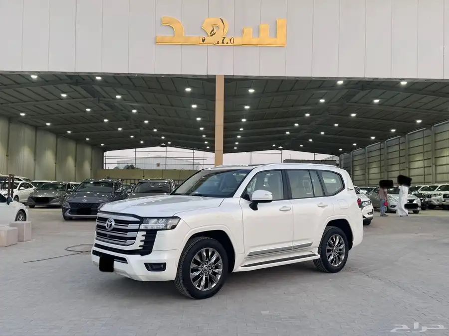 تويوتا جي اكس ار 2022 ابيض 4 0