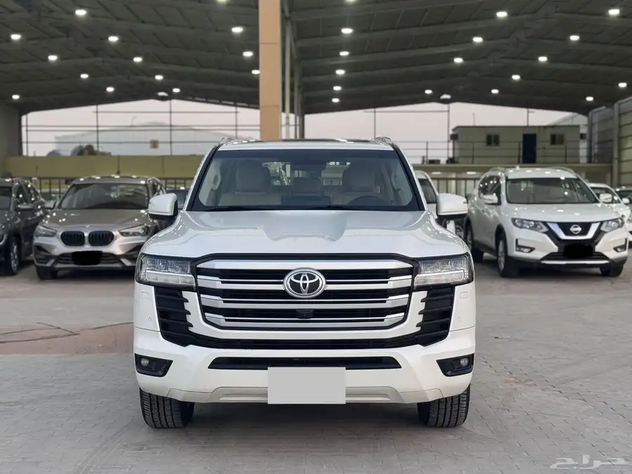 تويوتا جي اكس ار 2022 ابيض 4 2