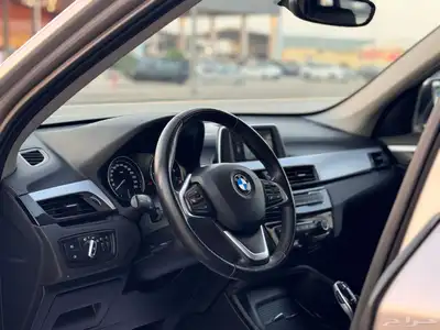 بي ام دبليو 2022 X1 ذهبي 11