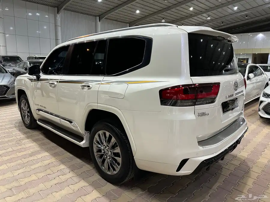 تويوتا لاند كروزر VXR موديل 2023 وارد وليد نظيف 29