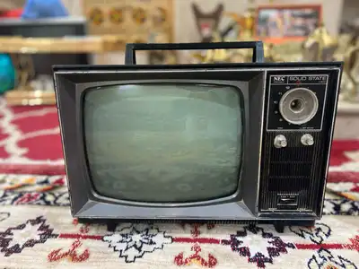للبيع تلفزيون تراث قديم ويحتاج تربيط مااعلم اذا يشتغل او لا 0