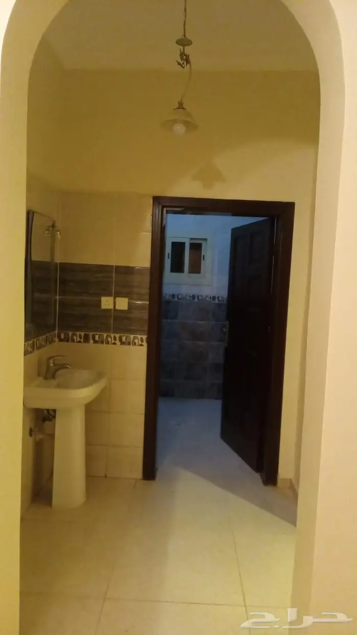 شقة جديدة للايجار بحي الريان 5 غرف 3