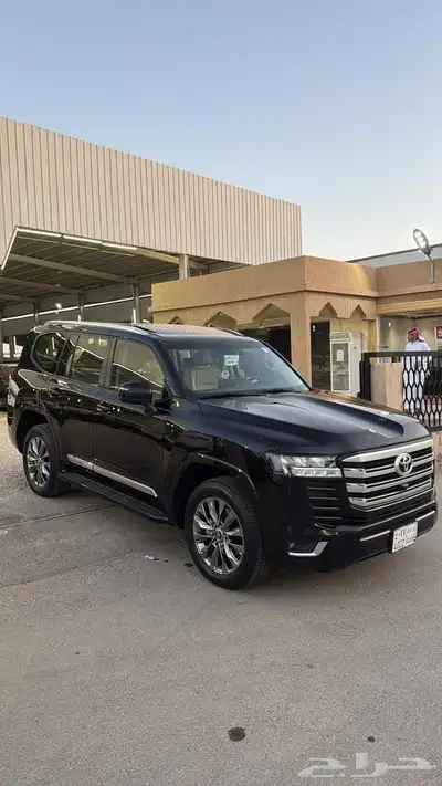 تويوتا لاندكروزر 2023 GXR بنزين L4 سعودي عداد146 اللون اسود 2