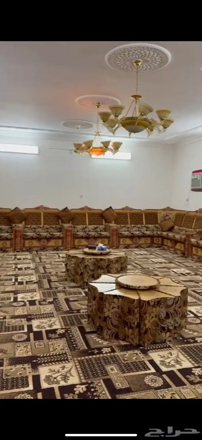 كنب فاخر شبه جديد للبيع مقاسه 9 في 7 بستايره وفرشته وطاولات 2