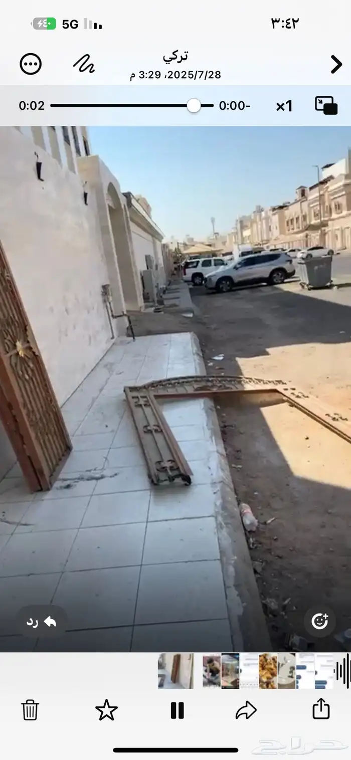 باب حديد وعشب صناعي واثاث متنوع 14