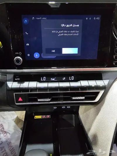تويوتا كامري LE موديل 2025 الالوان ابيض ورمادي 4