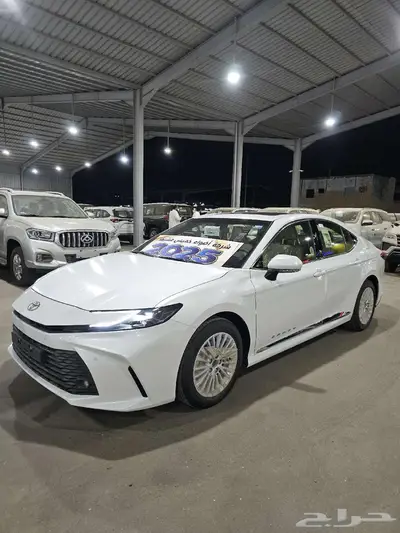 تويوتا كامري LE موديل 2025 الالوان ابيض ورمادي 21