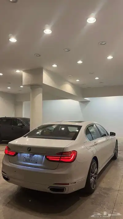 للبيع سيارة BMW فئة 730 فل كامل موديل 2018 5