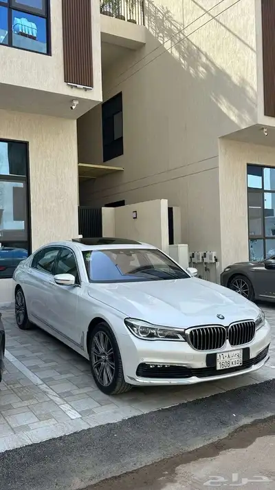 للبيع سيارة BMW فئة 730 فل كامل موديل 2018 4