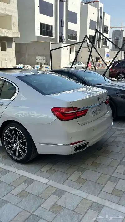 للبيع سيارة BMW فئة 730 فل كامل موديل 2018 3