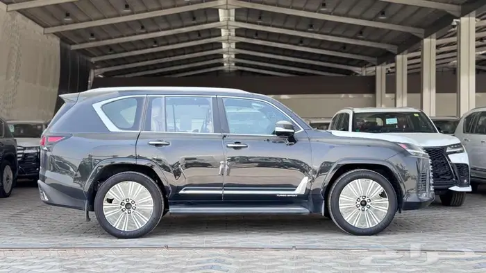 جيب لكزس 2025 LX600 BB بريمي داخلي احمر 2