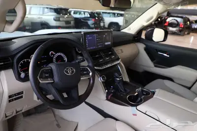 تويوتا لاندكروزر GXR L5 الساير أسود 2024 9
