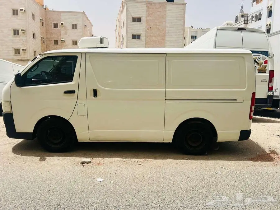 باص ثلاجه موديل 2014 بنزين ( ماشي 332 الف) 2