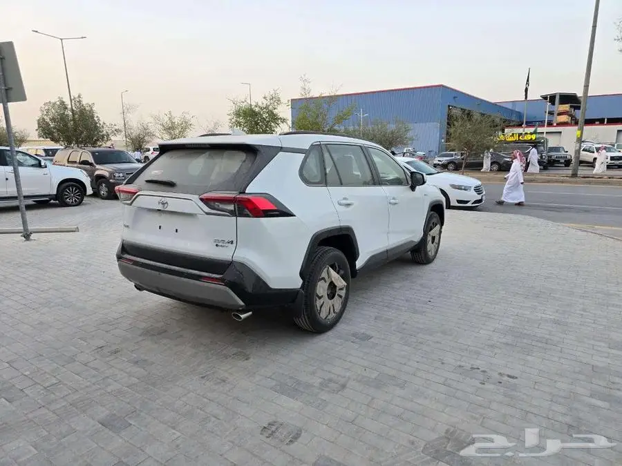 تويوتا راف فور فتحة XLE هايبرد موديل 2025 7