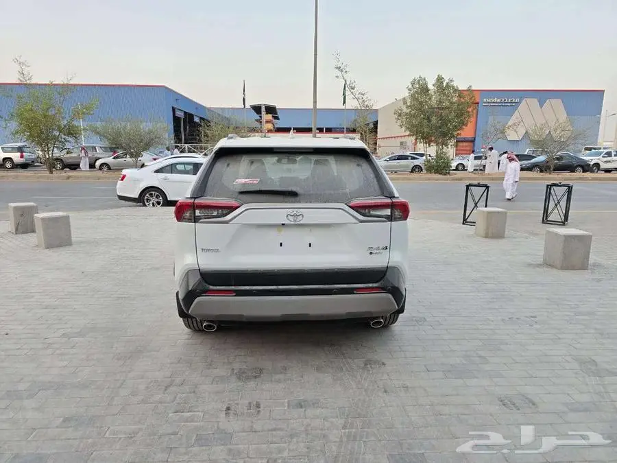 تويوتا راف فور فتحة XLE هايبرد موديل 2025 8