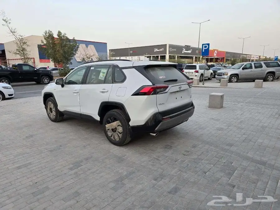 تويوتا راف فور فتحة XLE هايبرد موديل 2025 6
