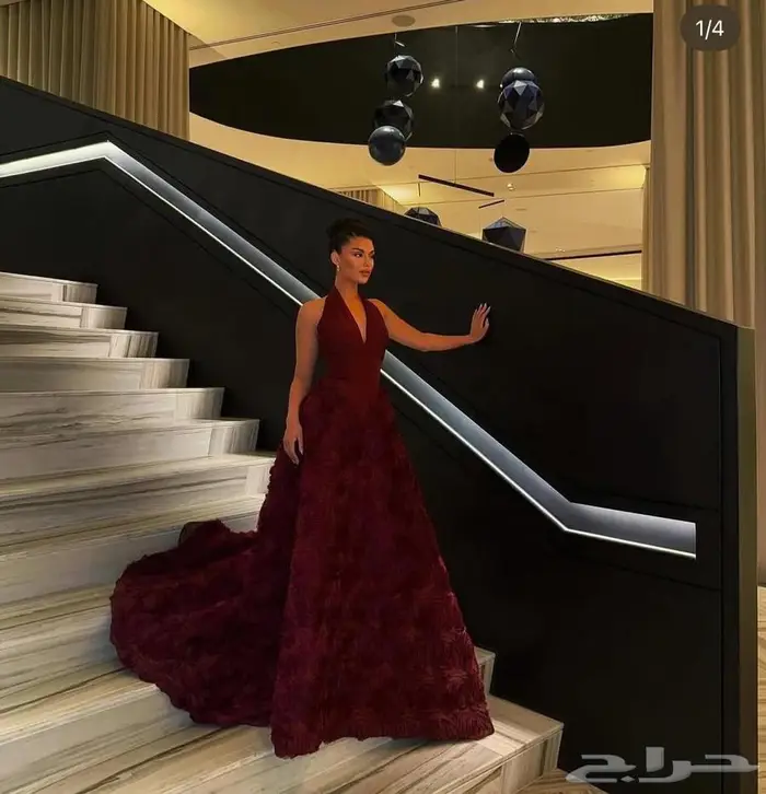 فستان برغندي فخم من المصممة زمردا 0
