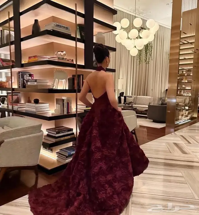فستان برغندي فخم من المصممة زمردا 2