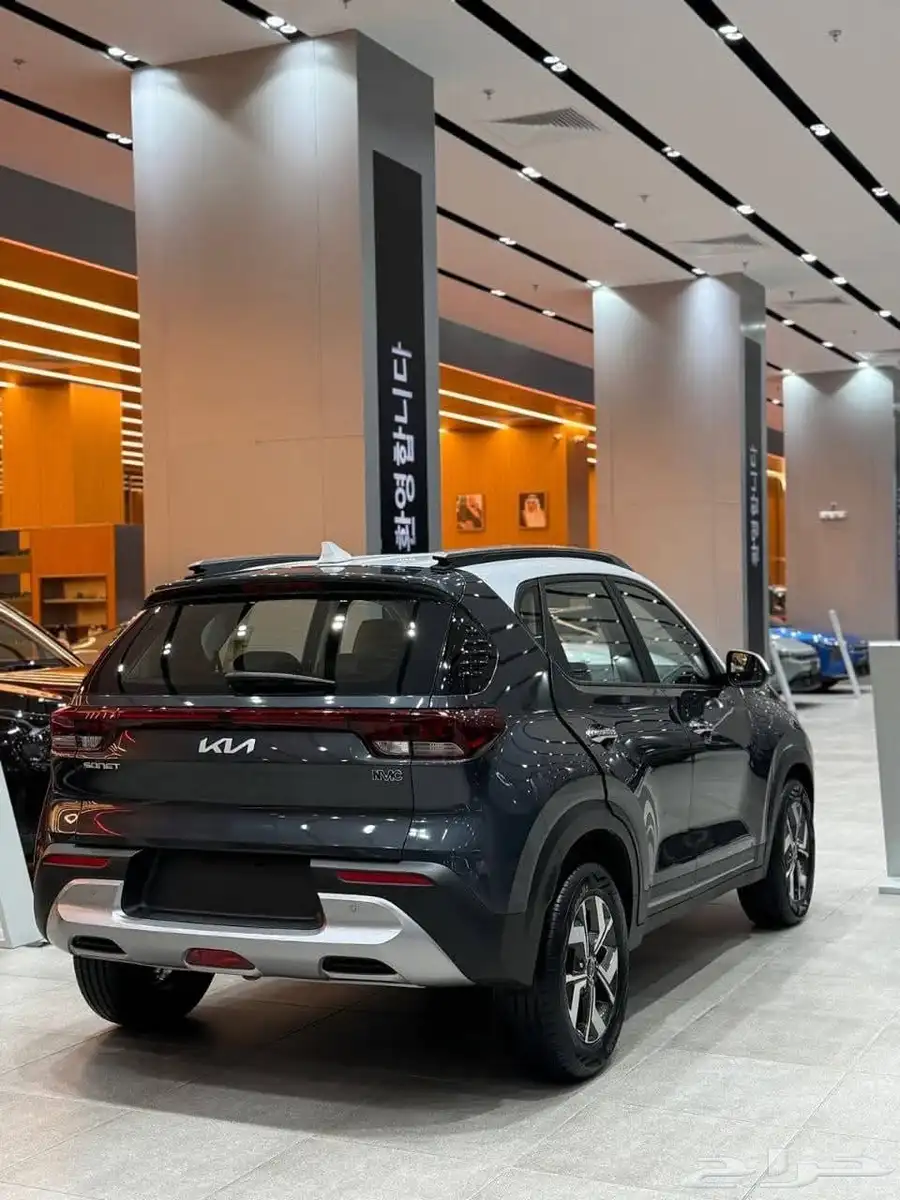 كيا سونيت مد 2023 SUV رمادى سقف ابيض 1