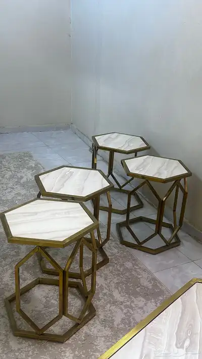 طاولات للبيع جديده ونظيفه وخامتها حلوه 1