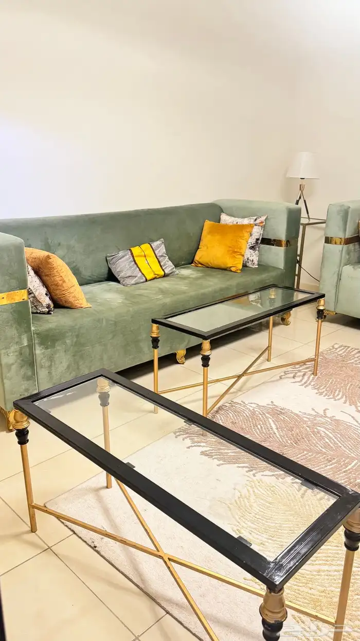 كنب مكون من ثلاث قطع وطاولات جانبيه ثنتين وخدمه ثلاث 0