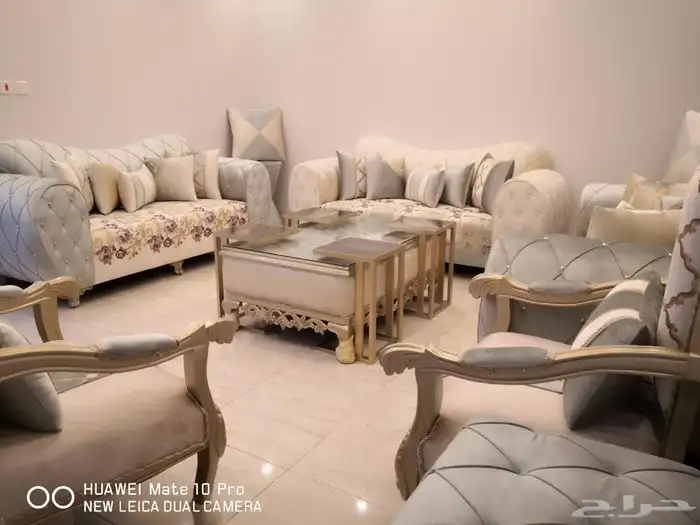 للبيع كنب تركي فاخر مع طاولة وطاولة تلفزيون 2