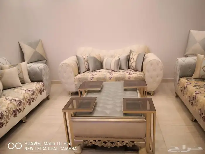 للبيع كنب تركي فاخر مع طاولة وطاولة تلفزيون 0