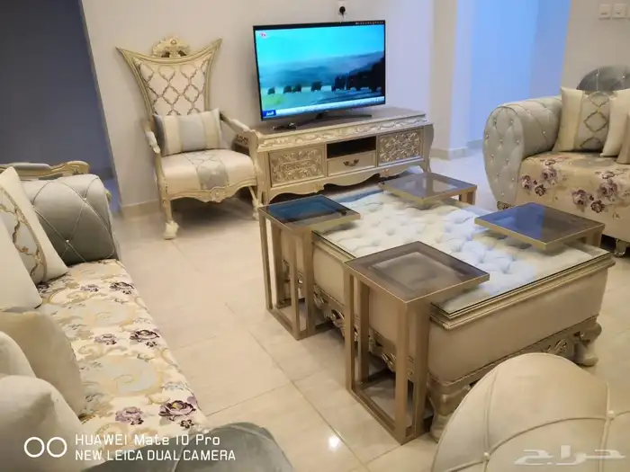 للبيع كنب تركي فاخر مع طاولة وطاولة تلفزيون 3