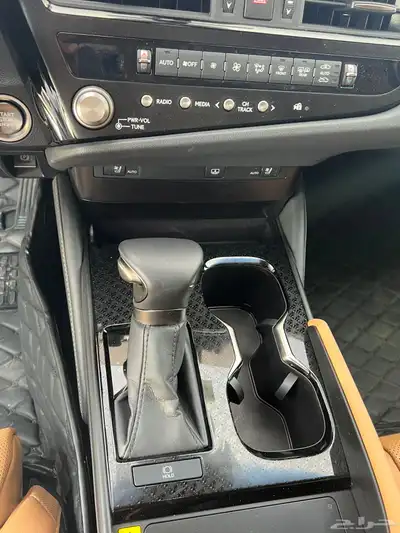 لكزس ES350 DD 2024 سعودي فل كامل بحالة الوكالة ممشى قليل 3
