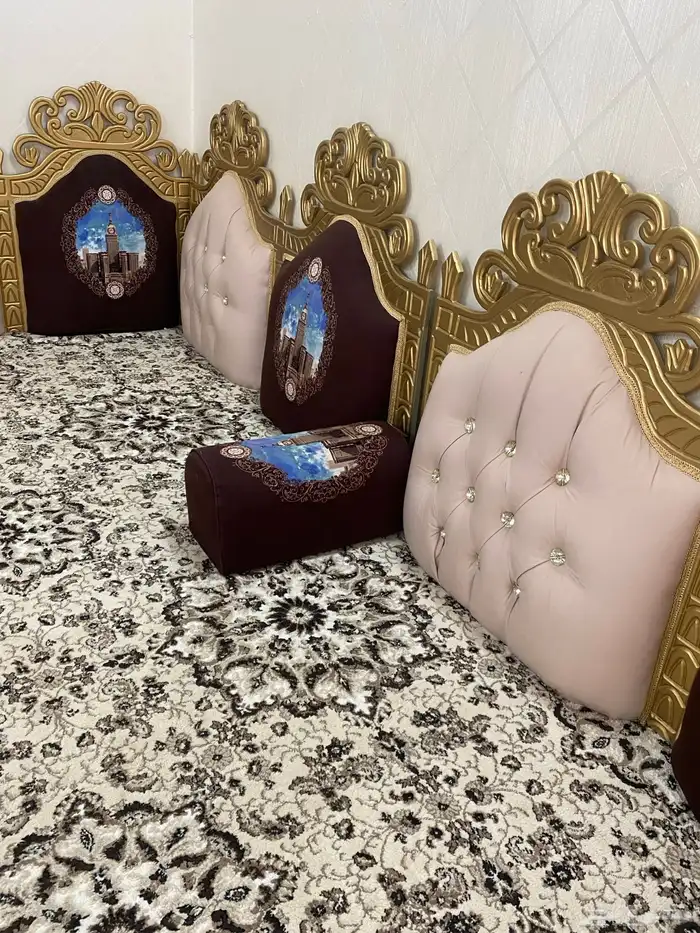 مساند مع ستاير بديكورات خشب مع فرشه 1