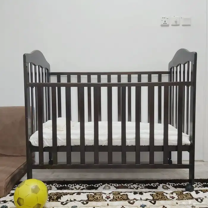 سرير اطفال بكامل اغراضه 1