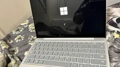 لابتوب سيرفيس 1